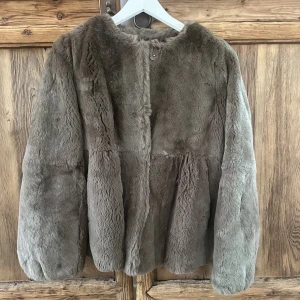 Jätte fin pälsjacka🫶 - Jättefin äkta pälsjacka utan defekter🫶 säljer för 900🫶ny pris 2000, om ni har bud skriv gärna till mig