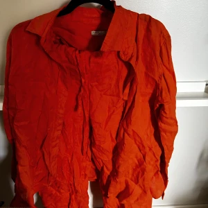 Orange set i linne - Ett oanvänt matchande set från Gina tricot. Oranget linne material. Ingår en linne skjorta i s och ett par linnebyxor i xs