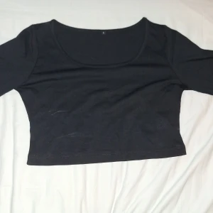 Lång ärmd t shirt - Denna har aldrig använts, har haft på den en gång för att testa. Den är L men passar som M 