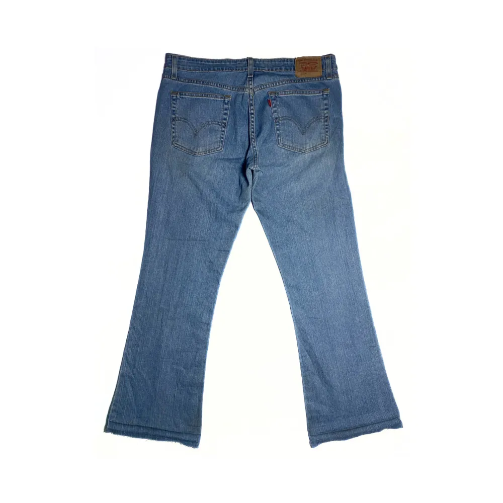 Size: 33/30. Ljusblå. Condition: vintage. Alla jeans är uppmätta av oss! Har ni frågor eller funderingar är det bara slide DM, tveka inte!. Jeans & Byxor.