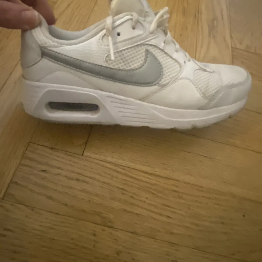Nike air Max vita storlek 39 knappt använda är i ny skick . Skor.