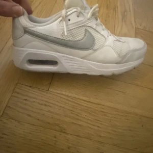 Nike air max - Nike air Max vita storlek 39 knappt använda är i ny skick 