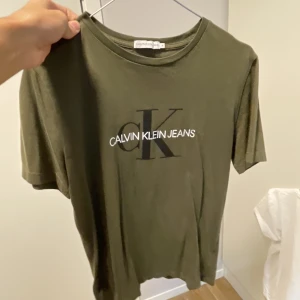 Calvin klein t shirt - Storlek 16 år knappt använd gammal 