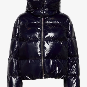 Tommy Hilfiger jacka  - Blå, glansig Tommy Hilfiger dunjacka. Nästan aldrig andvänd och är i nyskick. Helt slutsåld. Nypris 3498kr Skriv för mer info eller bilder💞