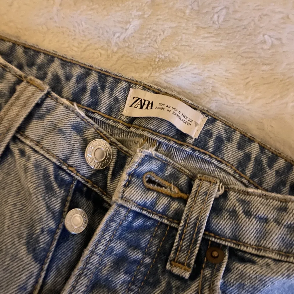 Säljer mina midwaist jeans från zara då dem är för små för mig. Dem är i strl 32 men ganska stora i sin strl. Jag skulle säga att dem typ är bootcut.. Jeans & Byxor.