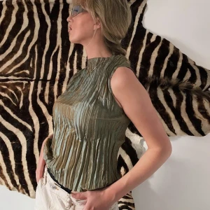 Vintage top - Kanonsnygg plisserad top i skimrande siden-liknande material! Köpt vintage, passar S-L 