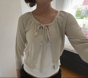 Trekvartsärmad kofta - Säljer min glittriga trekvartsärmade kofta för att den ej kmr till användning. Super söt Verklihen och perfekr till festligheter.