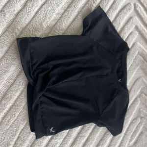 Tränings t-shirt  - Jätte fin tränings t-shirt, säljer pga att den är förliten, jätte fin liten knut längst fram (syns på bild 2)