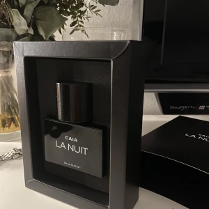 La nuit parfym  - Caias parfym La nuit, säljer då jag har två. Helt oanvänd kommer i förpackning, ord pris är 600. Luktar höst och vinterparfym, skitgod!!