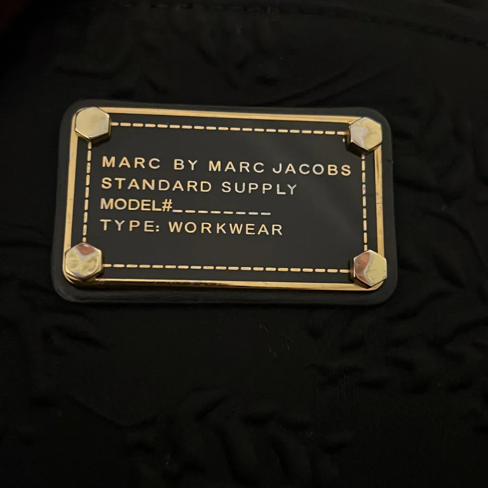 Ett så fint svart datorfodral från Marc Jacobs, säljer eftersom att det inte används. ❤️. Väskor.
