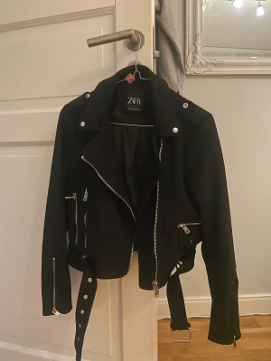 Söt enkel Höst/Vår jacka - Nytvättad och fräsch jacka. Passar S/Xs