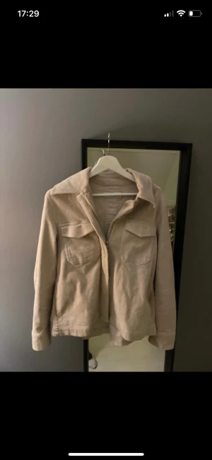 Jacka - En jacka ifrån wera som är använd många gånger, men fortfarande i bra skick.