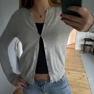 Grå kofta - Tunn kofta, gammal från zara, väldigt söt💓