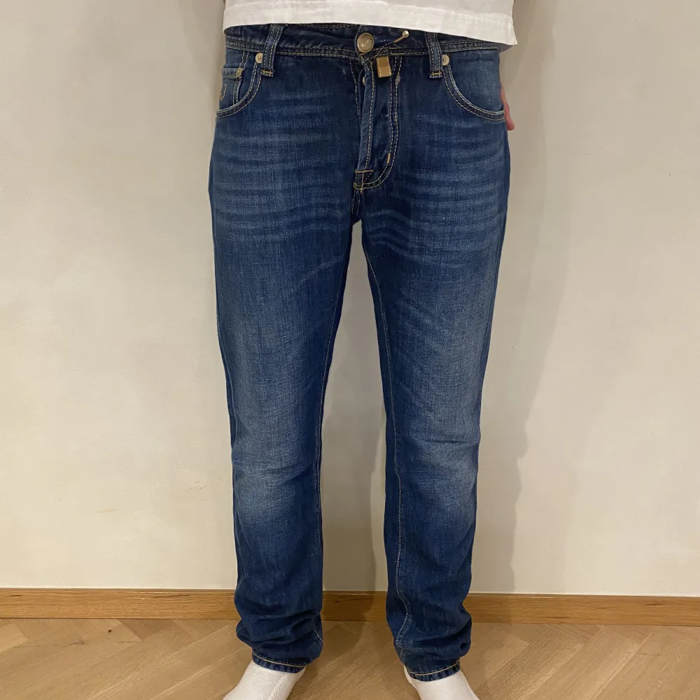 Hej! Säljer nu mina Jacob Cohen Jeans  i storlek 30, fint skick. Modellen är 180 CM och väger 80 KG. Hör gärna av dig om du har några frågor samt funderingar kring varan!. Jeans & Byxor.
