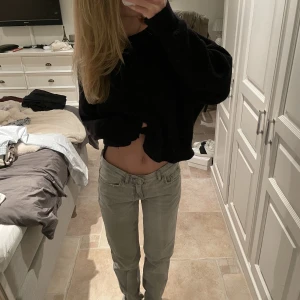 Grå low waisted baggy jeans  - Säljer ett par grå low-waist jeans från Gina Tricot i storlek 34. Jag är 172 & längden på jeansen är super bra. Kan tänka mig att mötas upp i Stockholm men annars betalar köparen frakt. Jeansen sitter super fint & är inte heller för små på mig (strl 36)