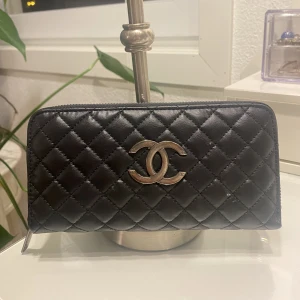Chanel Plånbok - Säljer min klassiska superfina chanel plånbok! rymmer småsaker och är i god skick. Nypris 3500, säljs för 999