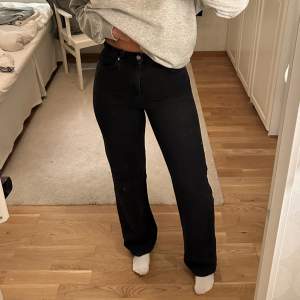 Svarta jeans från NA-KD.  Använd ett fåtal gånger men är i mycket fint skick! Är 172 cm lång och de går ner till fötterna på mig.