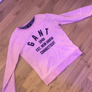 Gant Hoodie - Rosa gant Hoodie, säljer pga av att den är för liten för mig🫶🏻