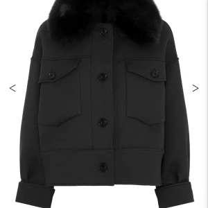 Meotine jacka - Säljer meotine jacka❤️i storleken xs/s❤️nypris:3000 och slutsåld på hemsidan.. pris kan diskuteras❤️kom privat för fler bilder.