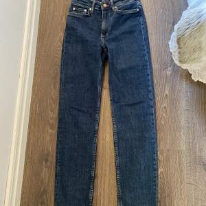 Blåa jeans i storlek 32 som aldrig använts. De är köpte på MQ och säljs för 99kr💕