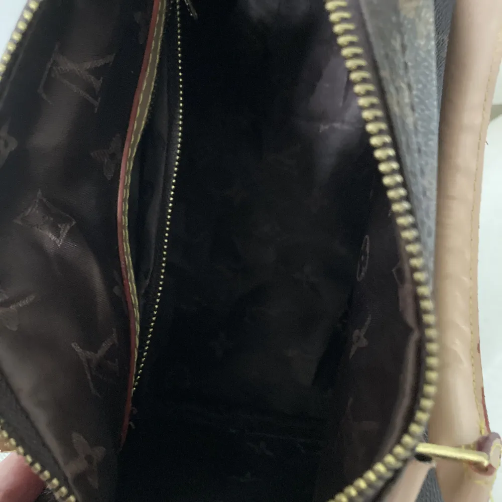 Louis Vuitton handväska säljes för 5000kr. Höjd 22cm, bredd 25cm och djup 15cm. . Accessoarer.