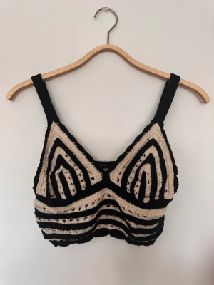 Linné Gina Tricot svartvitt - Svartvitt/beige virkat linne från Gina Tricot skitsnyggt