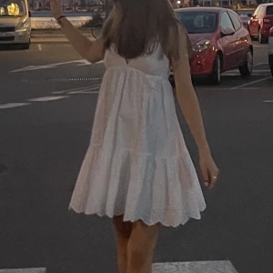 Zara klänning - Säljer min fina zara klänning då den inte kommer till användning längre! Den är i fint skick förutom en defekt på ena axelbandet. Storlek xs. Skriv för fler bilder💕