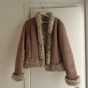 Vintagejacka med päls  - Svinsnygg vintagejacka som inte kommer till användning. Varm och skön! 