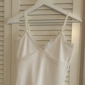 Vit Klänning - Söt klänning i storlek S men passar även XS. Använd en gång. Säljs för att den inte kommer till användning. Köptes i H&M i Milano förra året för 199kr🫶🏼