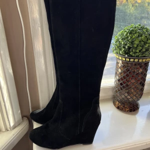 Stövlar i mocka - Stövlar i mocka, oanvända! Superfina. Hör av dig vid intresse.