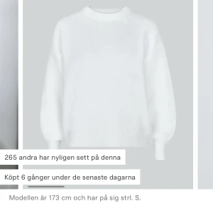 Stickade tröjor  - Säljer dessa två stickade tröjor i både svart och vitt!! 200kr/tröja. Pris går att diskutera vid snabb affär! Passar Xs och s. Betala ej genom appen, tar bara Swish 