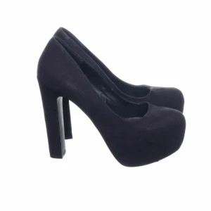 Svarta Pumps/ Klackskor / Klackar /Skor - Köpte i nyskick från Sellpy för 120kr, men va för små för mig :(( Står strl. 39 men är mer som strl. 38 ½! Super fina & inga synliga skador alls så super besviken  :( PRIS GÅR ATT DISKUTERA