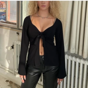 blus - säljer denna fina design by si blusen för den kommer inte till användning💗💗