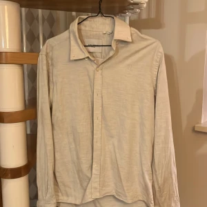 Les deux linne skjorta  - En jättesnygg skjorta som jag använt 1-2 gånger så den är i ny skick och säljer den för bra pris.