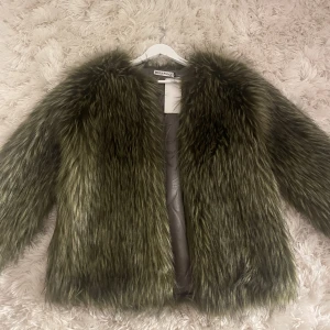 jacka - Helt ny jacka🥰🥰storlek L men funkar på mindre om man vill ha lite oversize💘💘 från chiquelle!!