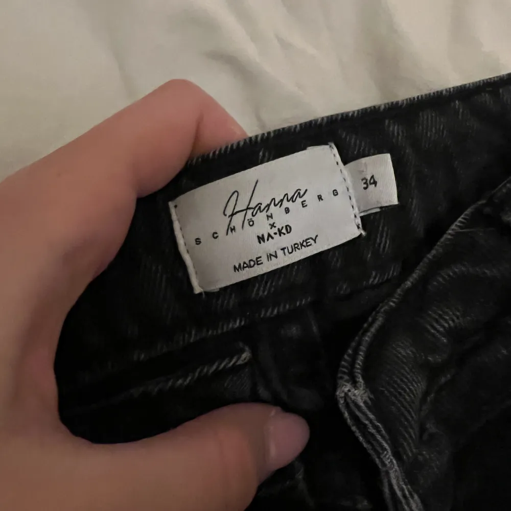Svarta jeans från NA-KD med Hanna schönberg i storlek 34. Jeans & Byxor.