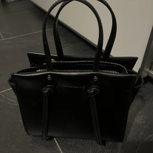 Väska  - Helt ny väska från zara Prislapp sitter kvar. Nypris 300kr  Pris kan diskuteras vid snabbaffär! 