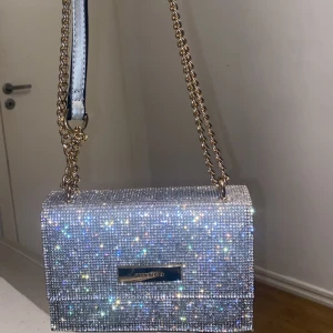 River Island väska - En snygg River Island väska. Som glittrar och glänser i ljus! 