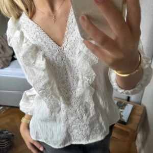 Vit blus - Säljer denna jätte fina blus! Storlek S 