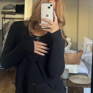 Svart cardigan - Detaljerat tyg💕