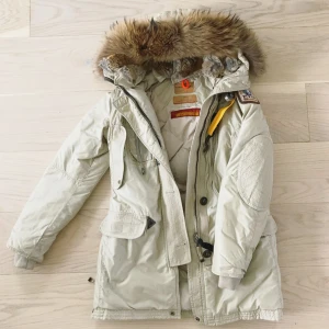 Parajumpers Kodiak - Srl S, jag har vanligtvis M & fick plats med tjocktröja under. Beror ju helt på om man vill ha den lite lösare eller tightare. I gott skick , ett litet hål på insidan av högra fickan vid bröstet därav lägre pris. Inköpt på NK 2021 för ca 11.000