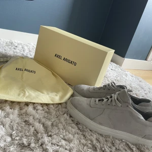 Axel arigato  - Tjena, säljer ett par gråa arigatos med mocka material. Skicket är jättebra det är andvänt fåtal gånger, kontakta gärna vid fler bilder eller funderingar! Pris kan diskuteras vid snabb affär.