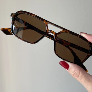 Trendiga solglasögon - Trendiga solglasögon från bikbok ⭐️✨💓Dessa solglasögonen är den perfekta modellen men säljer då jag har två par 🥰💋