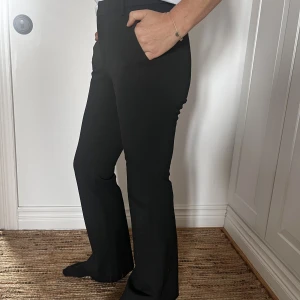 Byxor - Snygga kostymbyxor, lite utsvängda. Skön passform.