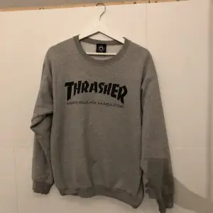 Säljer en grå Thrasher sweatshirt i storlek S men passar även M. Den är i galant skick. Nypris runt 800kr
