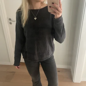 Hunkydory tröja - Stickad tröja från Hunkydory i en mörkgrå färg😍