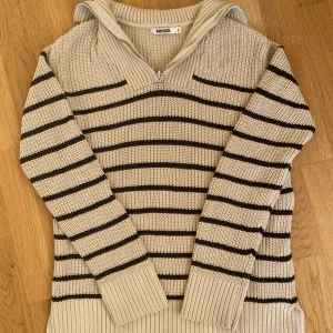 Stickad Halfzip - Halfzip tröja från Indiska som är lite större och längre i modellen, supermysig för kalla dagar🥰 ränderna är marinblåa