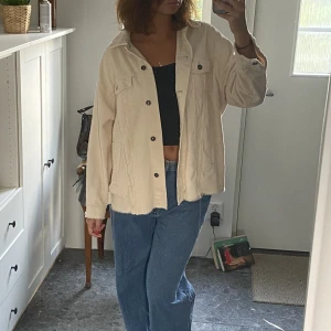 Manchester jacka - Manchester jacka från Zara i storlek S. Knappt använd och är i väldigt bra skick:)