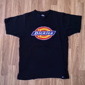 Dickies tröja - Riktigt Nice dickies T-shirt men den är tyvärr för liten! Trycket är ganska sprucket