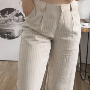 Kostymbyxor från NAKD  - Beiga kostymbyxor från nakd, nyskick! Lite tunnare i materialet, super sköna att ha på sig!💗